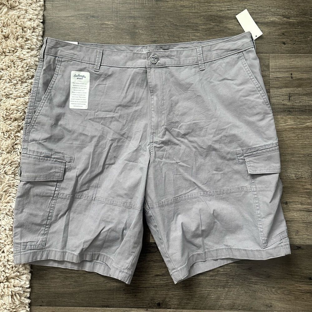 NEW WITH TAGS MENS IZOD SHORTS SIZE 40W